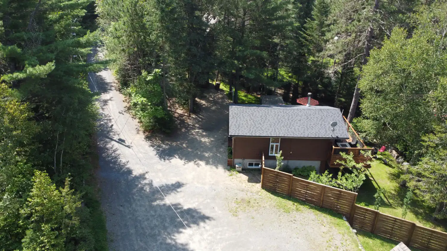 Vue aérienne du chalet dans la forêt