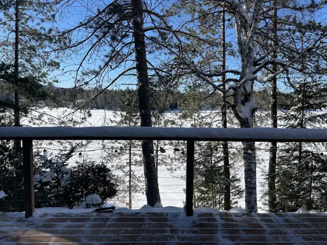 L’Oasis du bonheur dans son décor hivernal enneigé