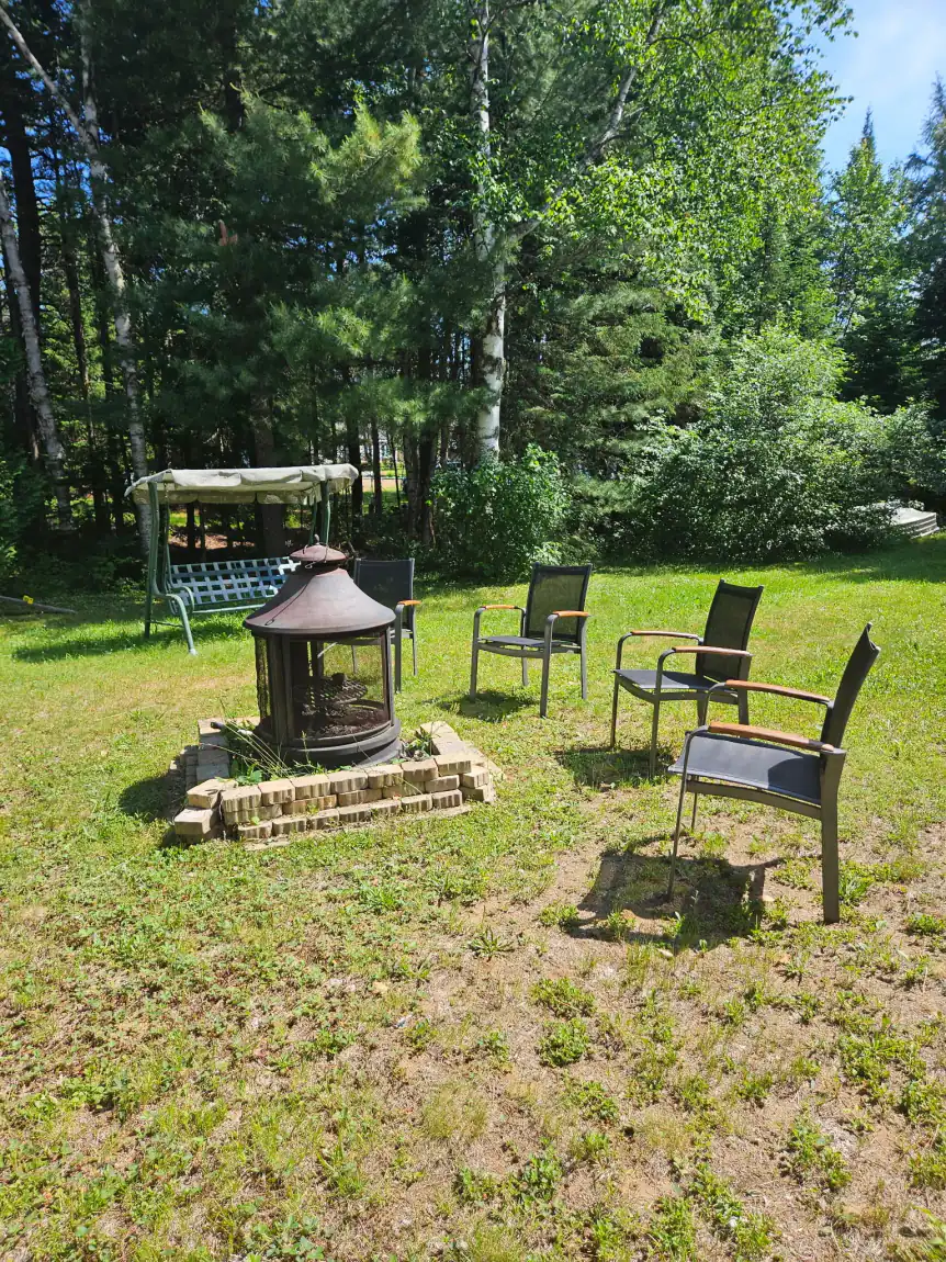 Coin feu extérieur du chalet, parfait pour les soirées fraîches