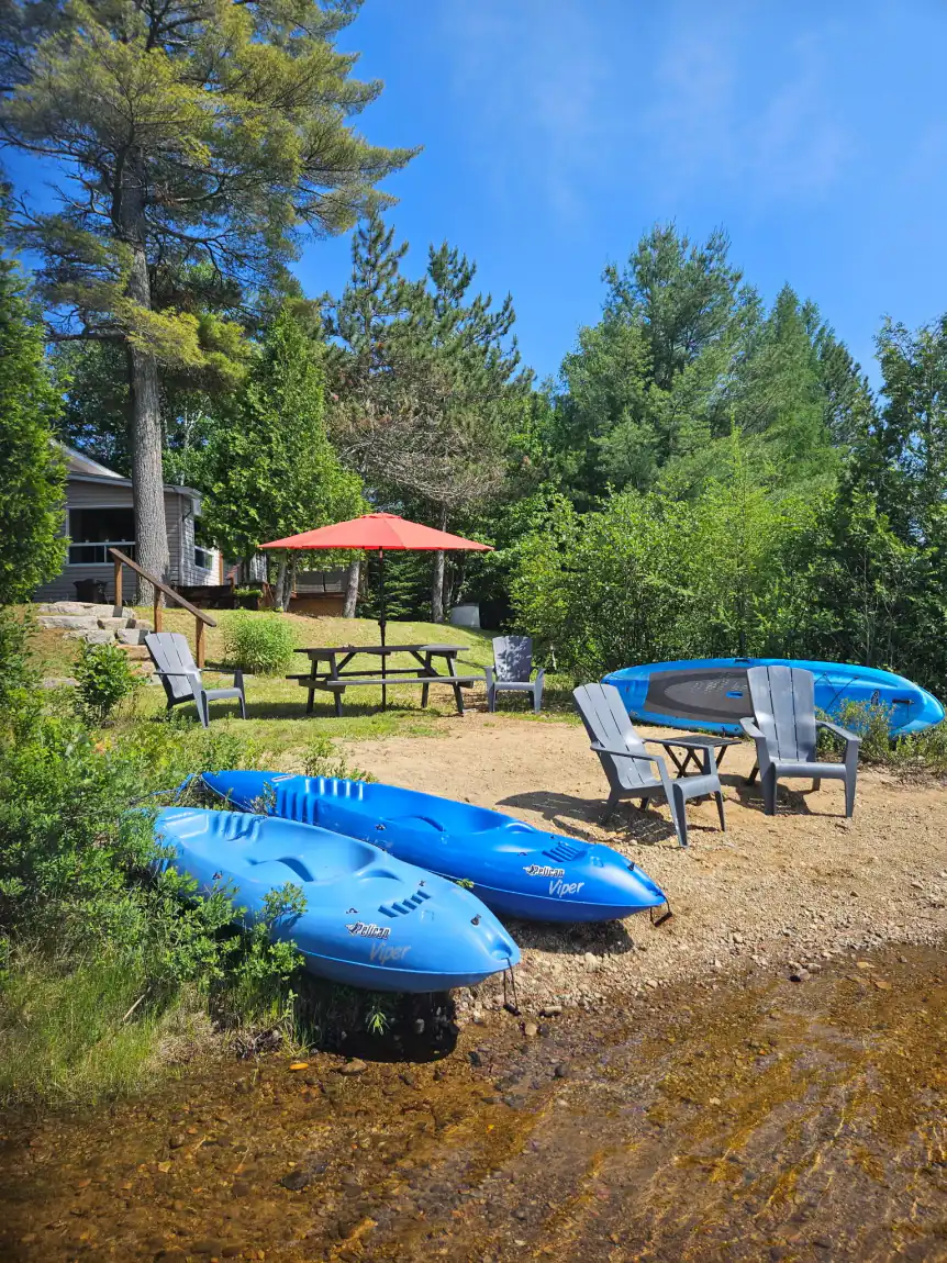 Kayaks et plage au bord du lac Blanc