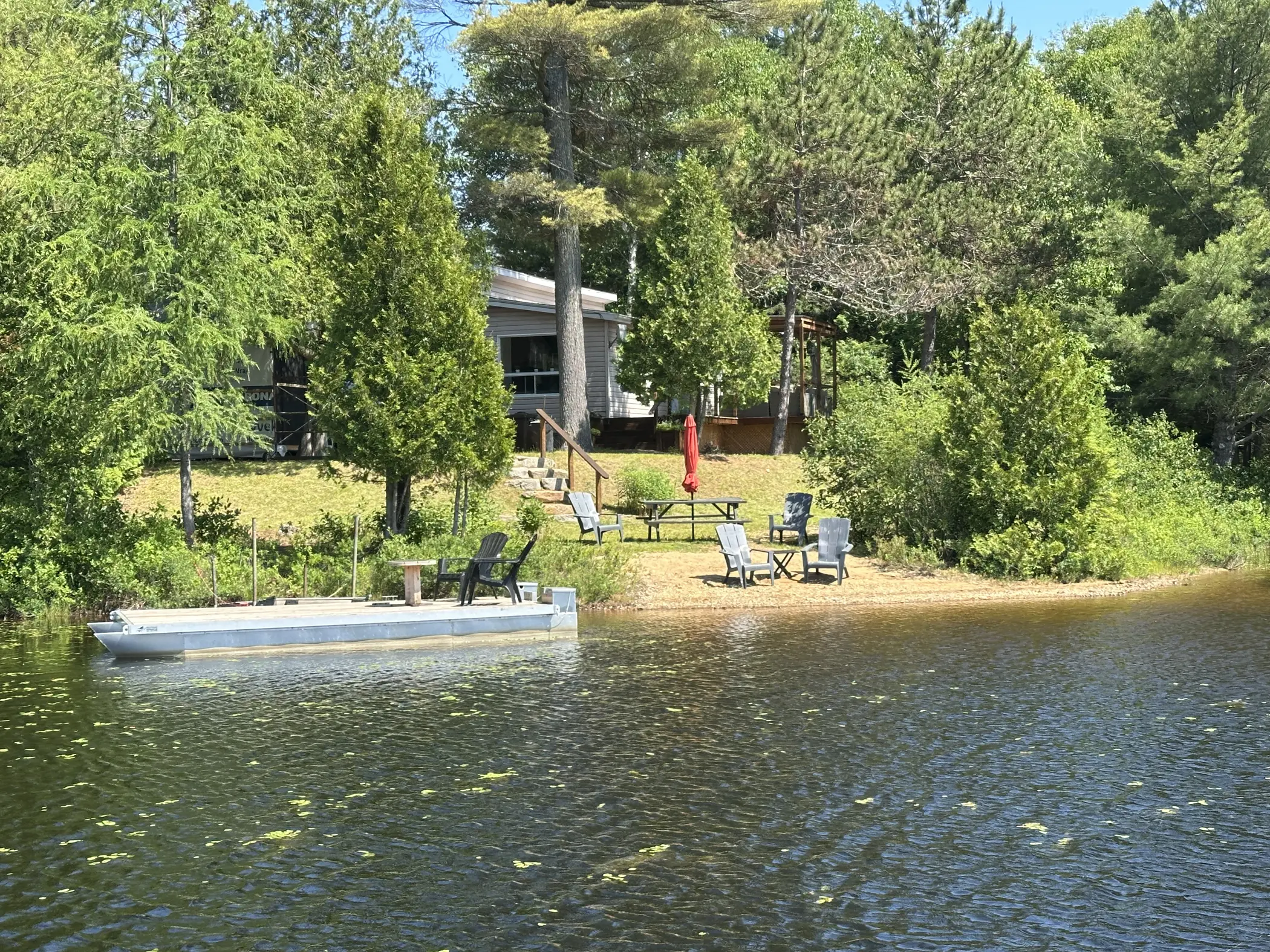 Le quai du chalet au bord du lac Blanc, entouré de forêt