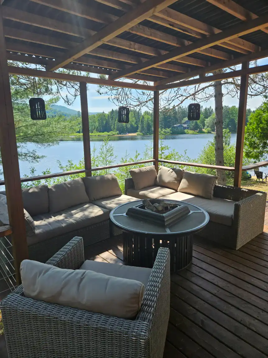 Terrasse privée entourée d’arbres